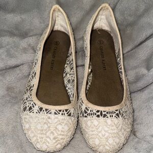 Charles Albert Beige Lace Flats